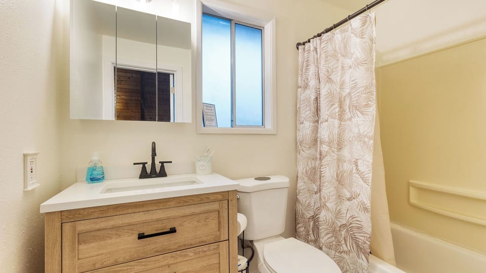 Polnell Point Lookout by Avantstay Water Views, Hot Tub, Large Patio Cottage in Whidbey Island