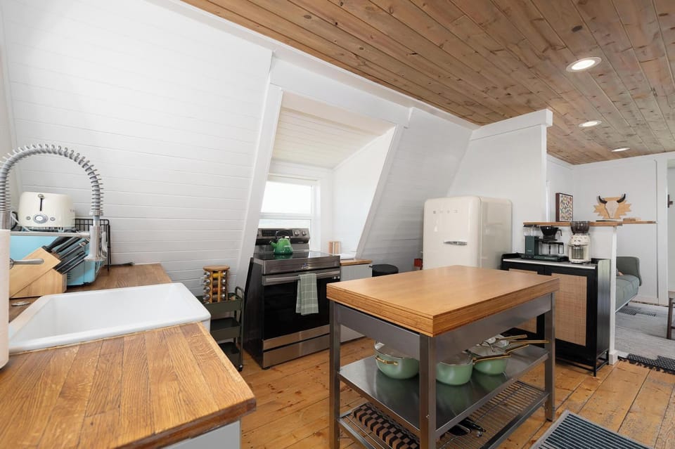 Fully stocked kitchen with a new oven and retro fridge