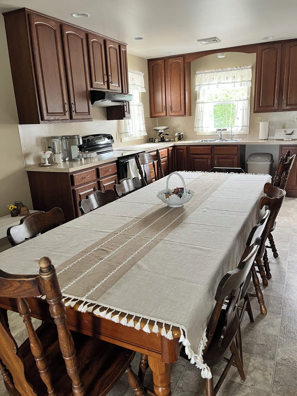 Table can be extended to 16'
Plenty of space for crafting.