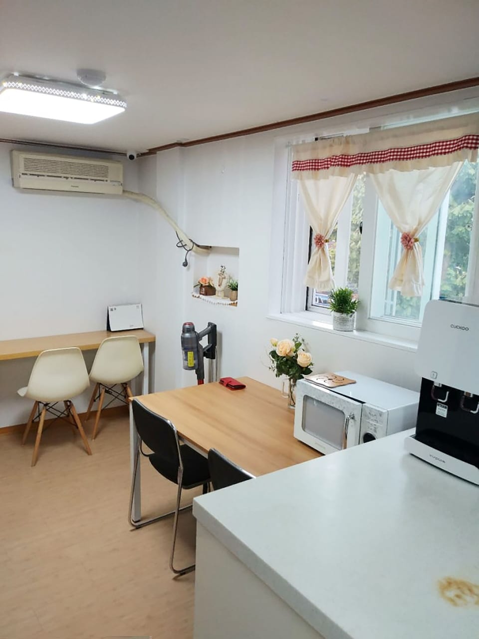 Fridge, microwave, stovetop, cookware/dishes/utensils