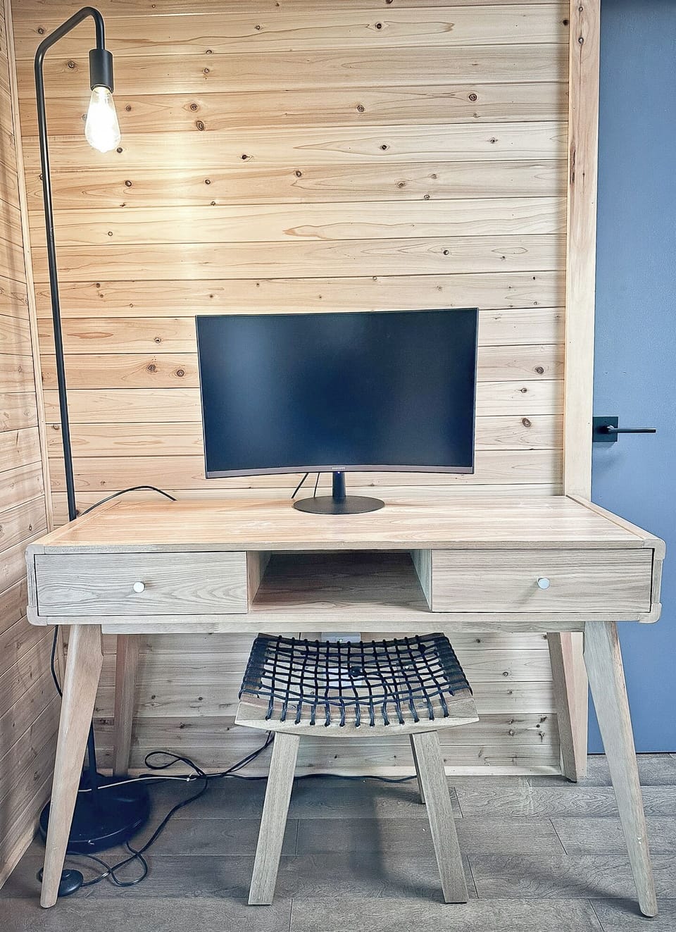 Workplace Station - plug your laptop and Voilà!