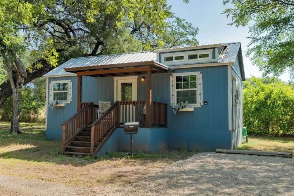 Small cabin The Blue Cottage sleeps 2