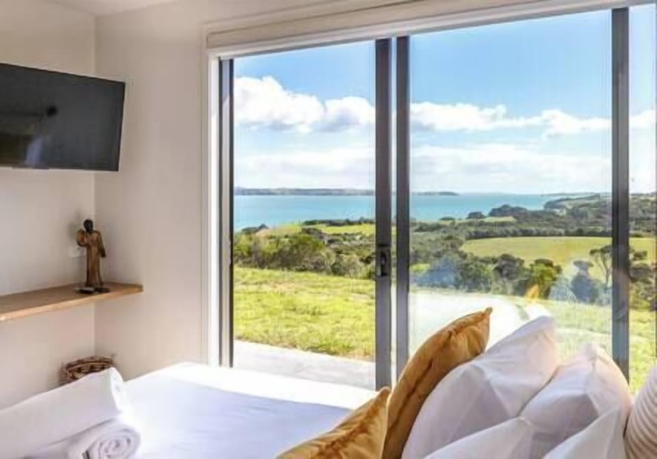 Tradewinds Luxury Apartment, views, pool and spa