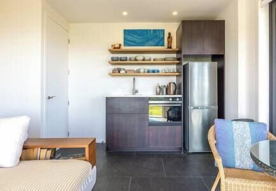 Tradewinds Luxury Apartment, views, pool and spa