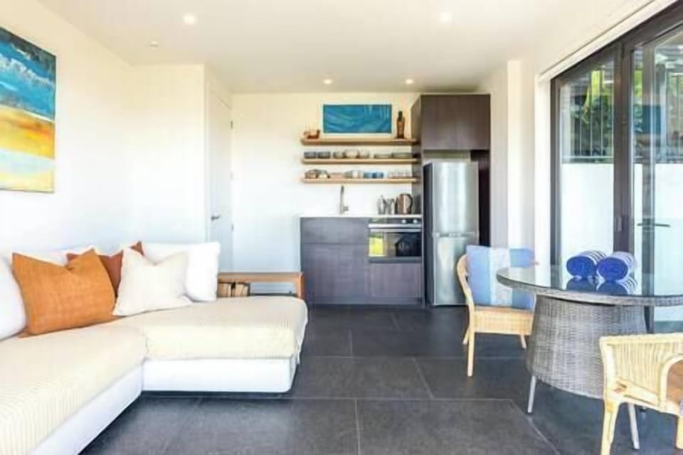 Tradewinds Luxury Apartment, views, pool and spa