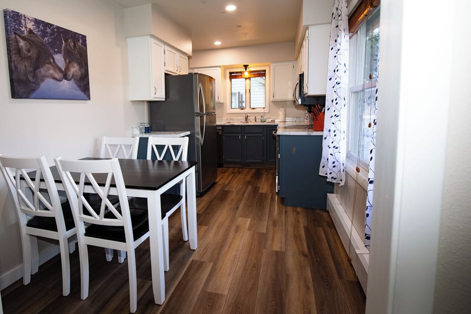 Sunny dining room area off of the kitchen