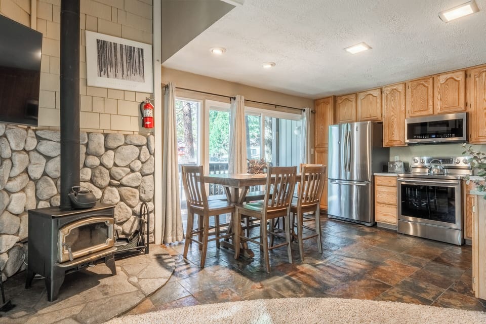 Fully Equipped Kitchen - Dining Table (6 Top), Wood Burning Fireplace