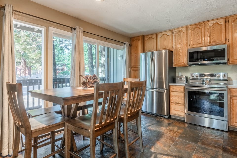 Fully Equipped Kitchen - Dining Table (6 Top),