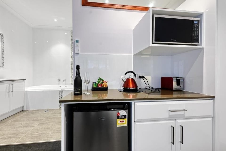 Lyrebird Comfort Cove | Private kitchen | Electric kettle, highchair