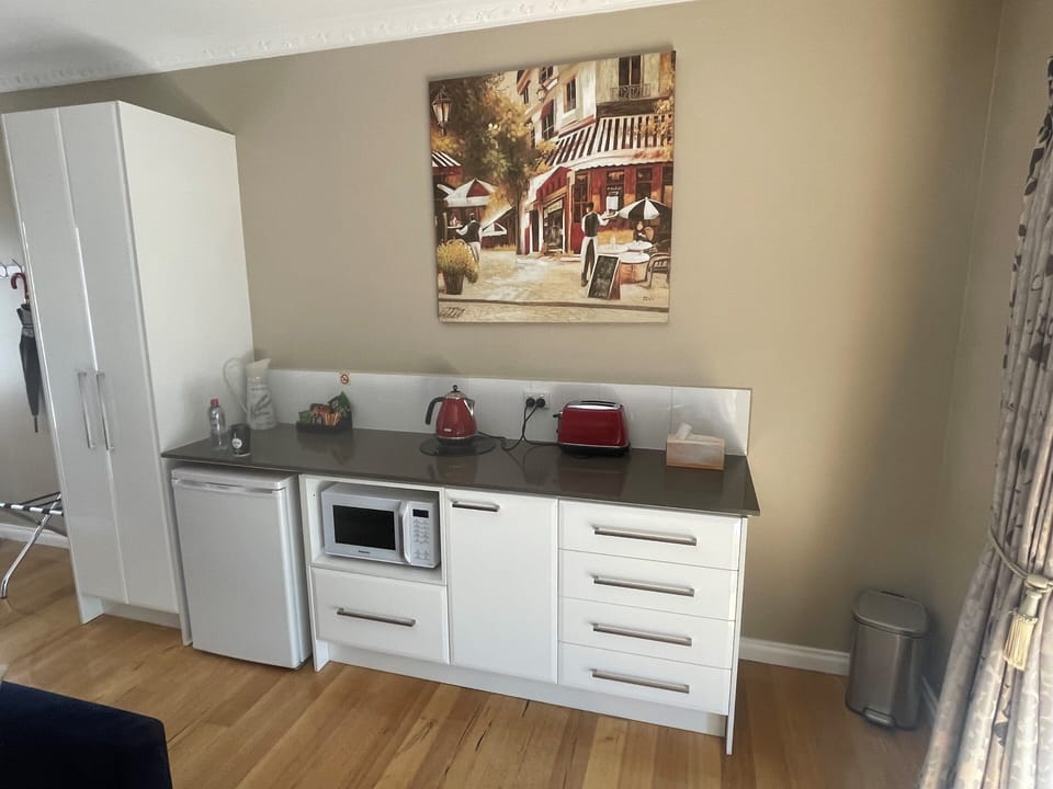Rose Haven Suite | Blackout drapes, soundproofing, iron/ironing board, free WiFi