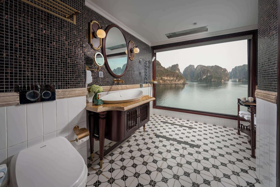Majestic Cabin | Bathroom | Rainfall showerhead, free toiletries, hair dryer, bathrobes