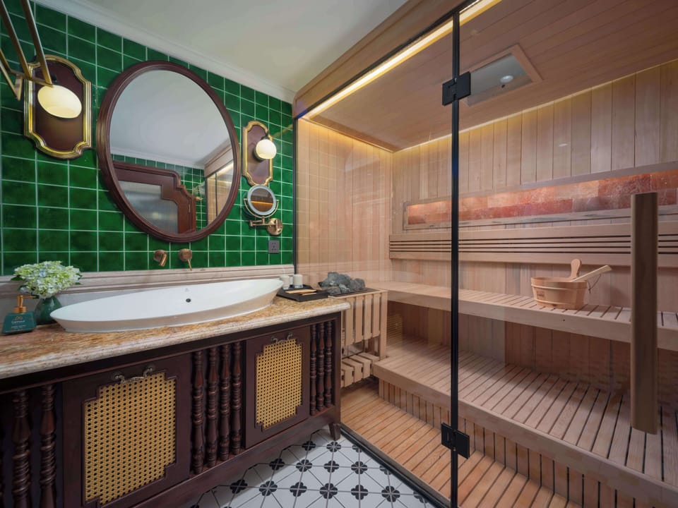 Royal Palace Cabin | Bathroom amenities | Rainfall showerhead, free toiletries, hair dryer, bathrobes