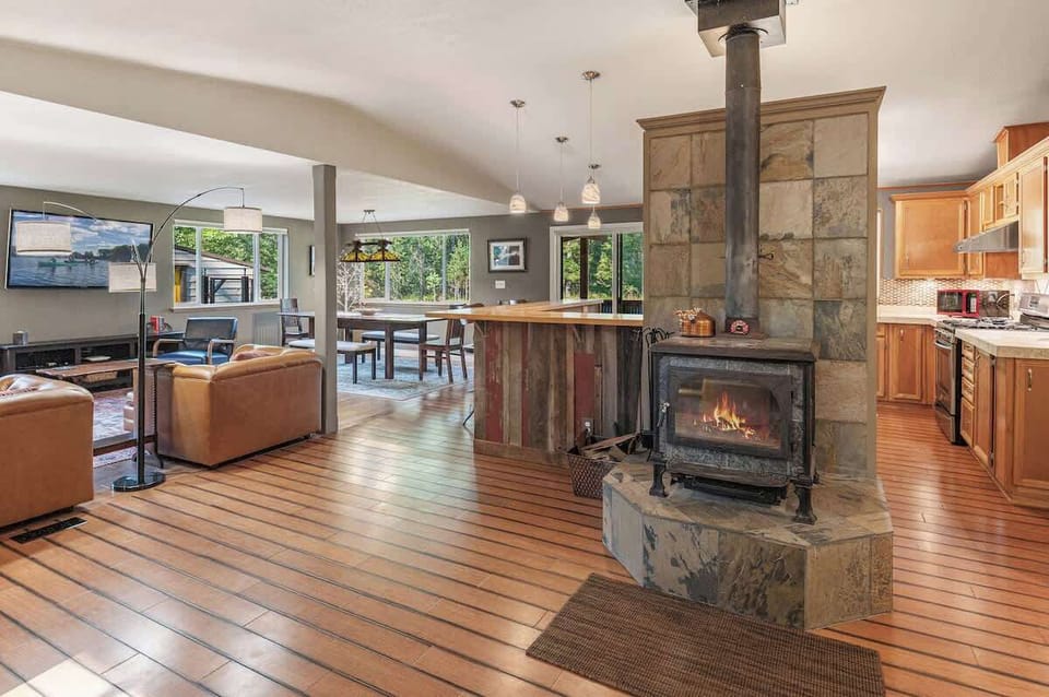 Large riverfront home on the Upper Pack River