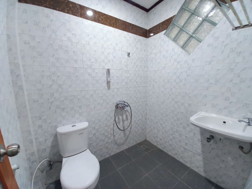 Superior Double or Twin Room | Bathroom | Shower, slippers, bidet, towels