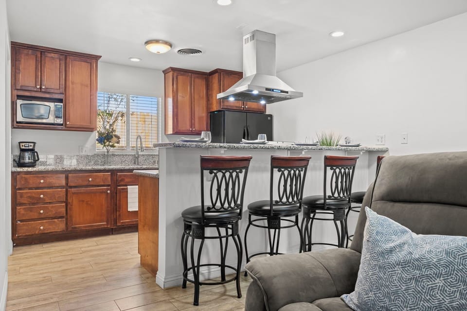 Breakfast bar with four seats 