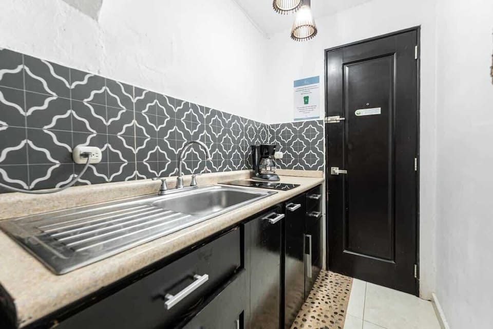 Equipped kitchen with patterned backsplash