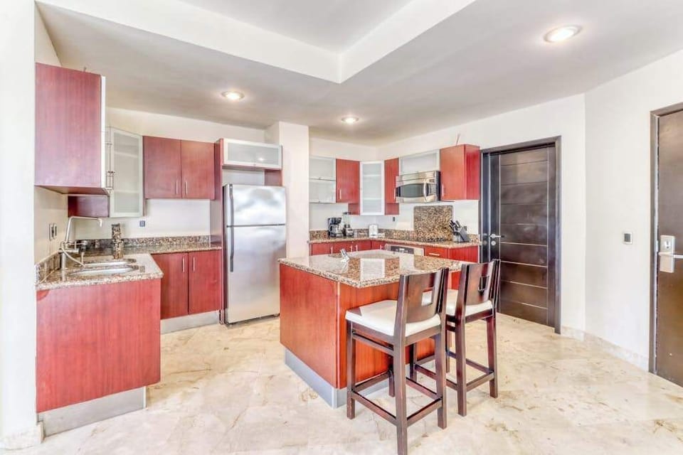 Fully equipped kitchen with granite counters