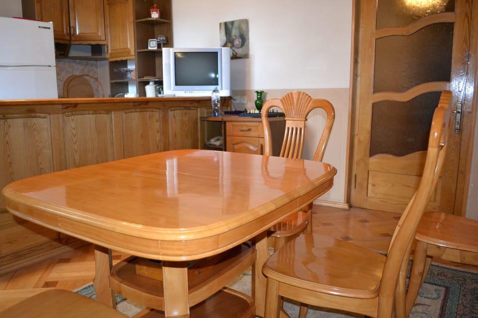Full-size fridge, stovetop, cookware/dishes/utensils