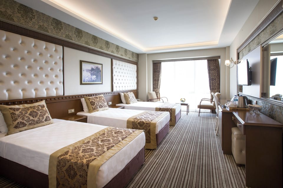 Triple Room, Mountain View | Minibar, in-room safe, blackout drapes, soundproofing