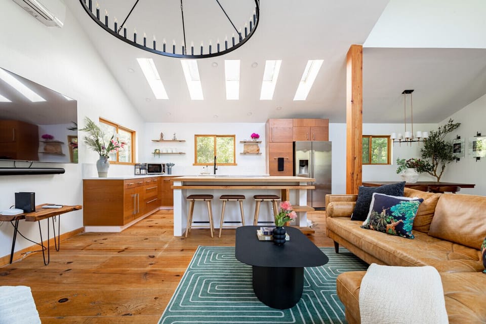 Open floor plan with vaulted ceilings