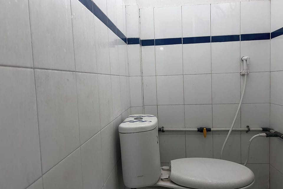Deluxe Twin Room | Bathroom | Shower, rainfall showerhead, towels