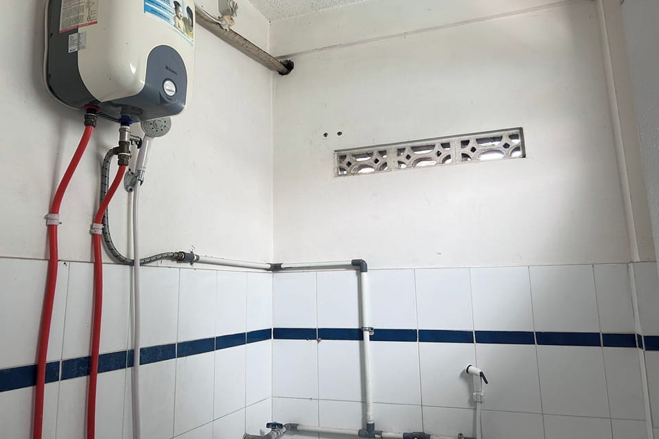 Deluxe Twin Room | Bathroom | Shower, rainfall showerhead, towels