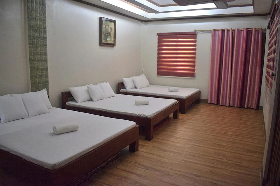 Family Room | Desk, soundproofing, WiFi (free), bed sheets
