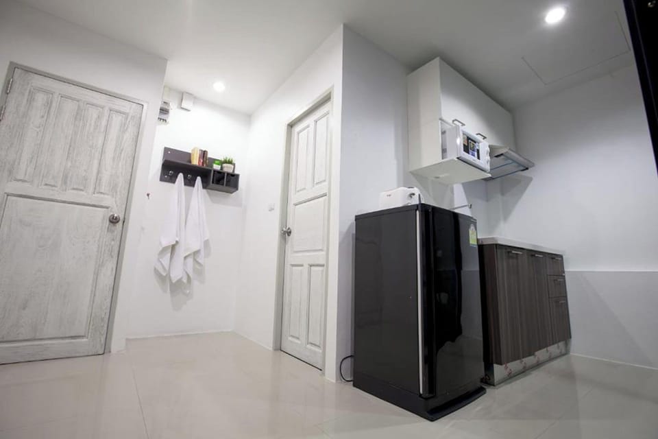 Grand Room | Desk, free WiFi, bed sheets
