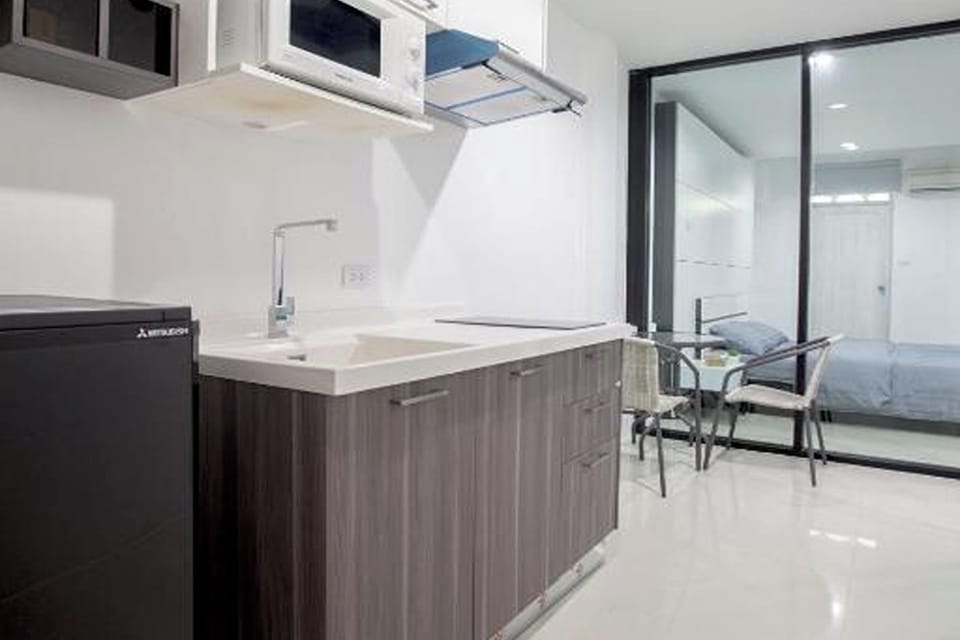 Grand Room | Private kitchen | Fridge, microwave, electric kettle
