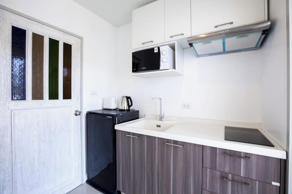 Deluxe Double Room | Private kitchen | Fridge, microwave, electric kettle