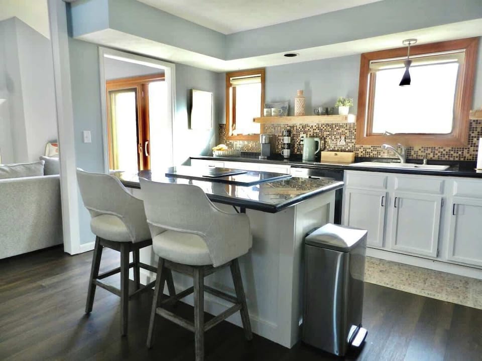 Kitchen with 2 bar stools