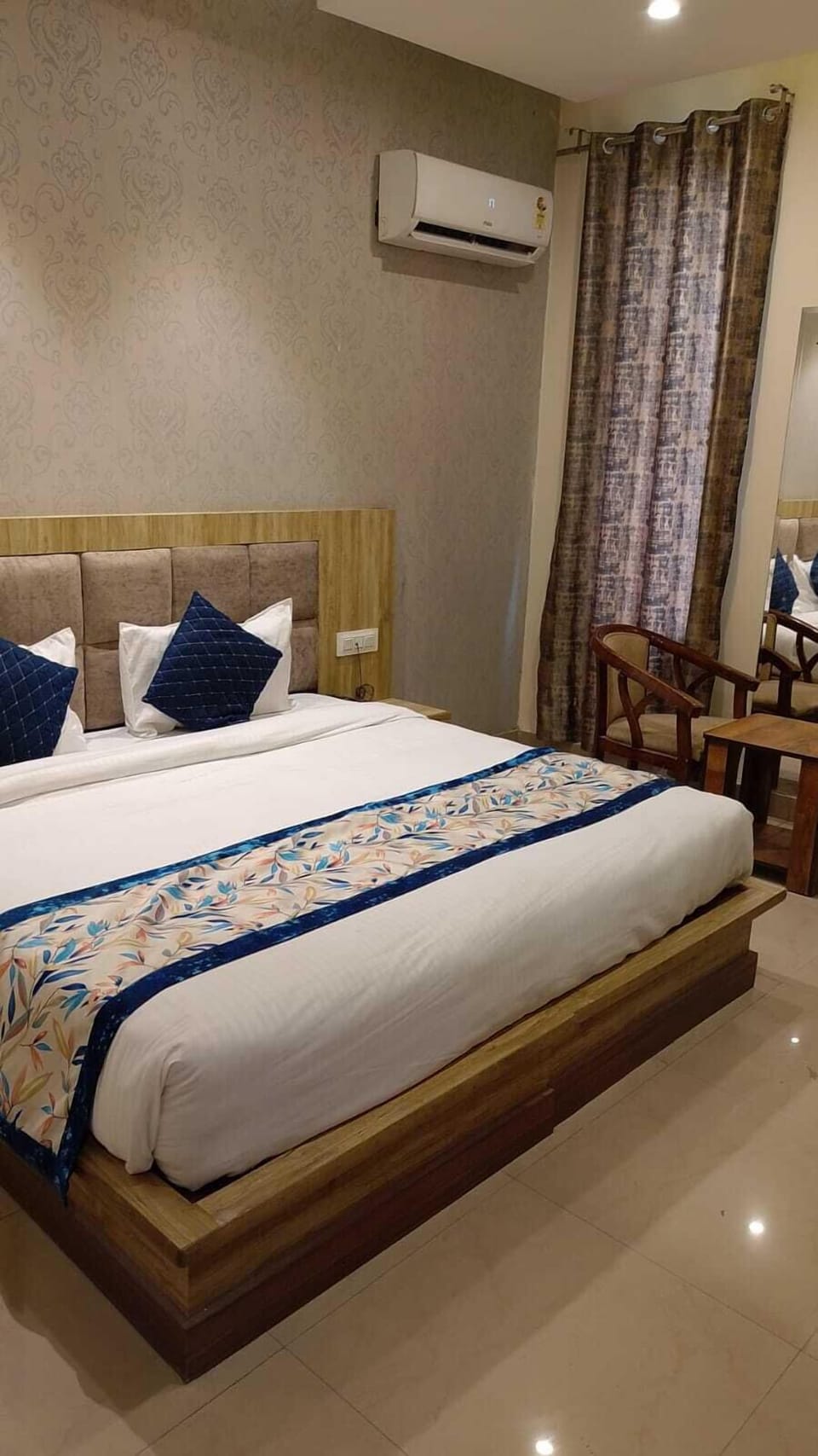 Deluxe Double Room, City View | Desk