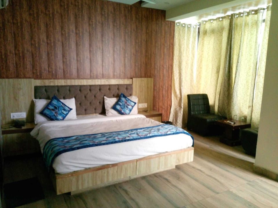 Deluxe Double Room, City View | Desk