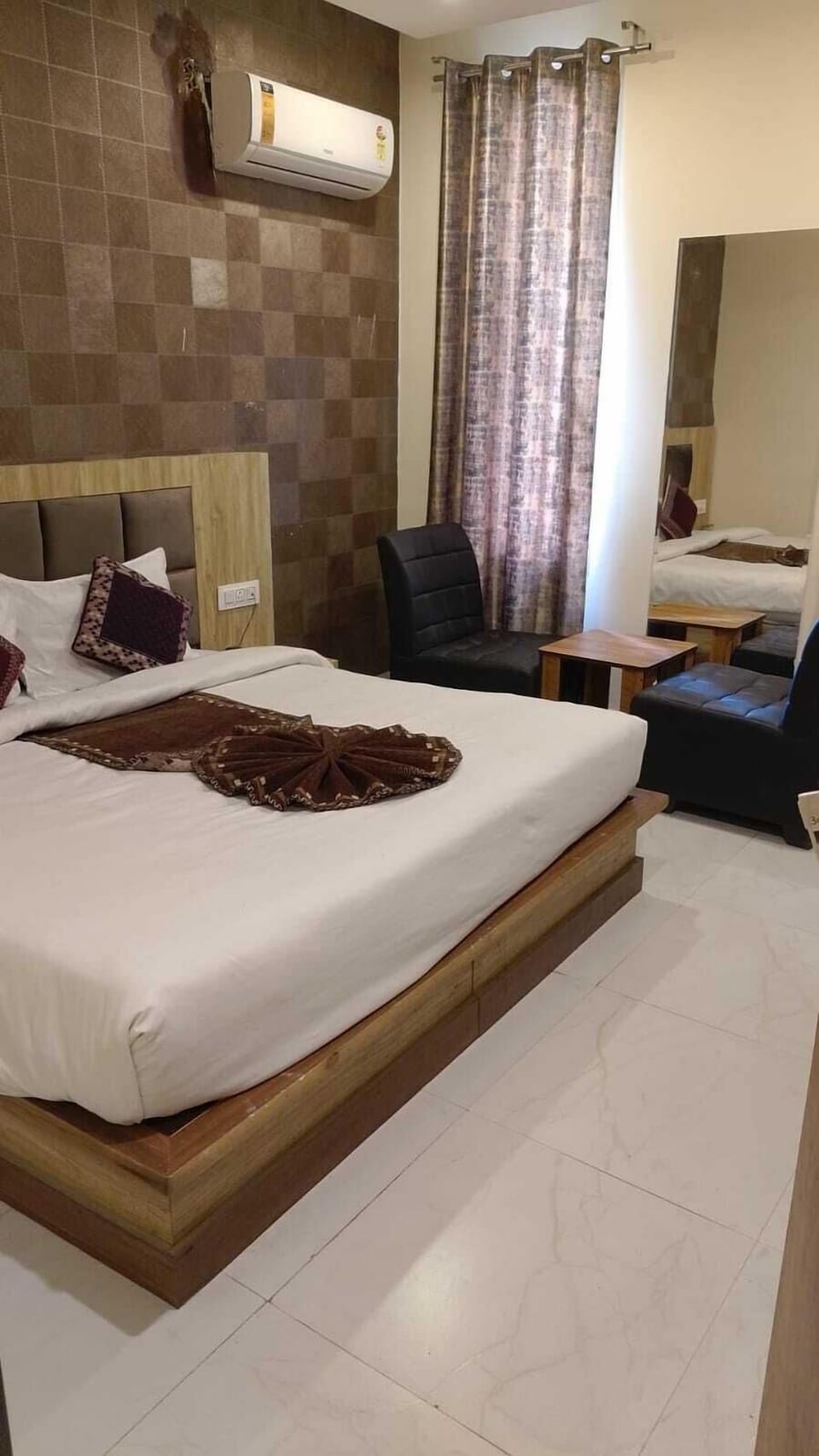 Deluxe Double Room, City View | Desk