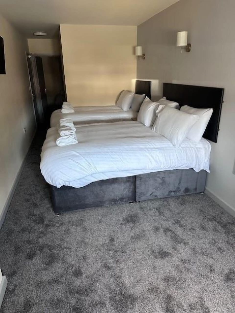 Family Room | Desk, free WiFi