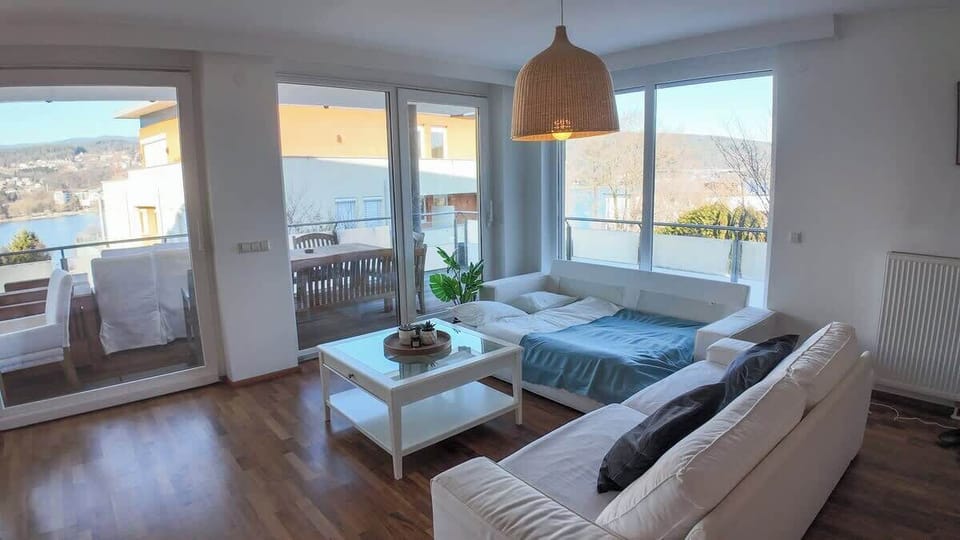 Wohnzimmer mit Schlafsofa