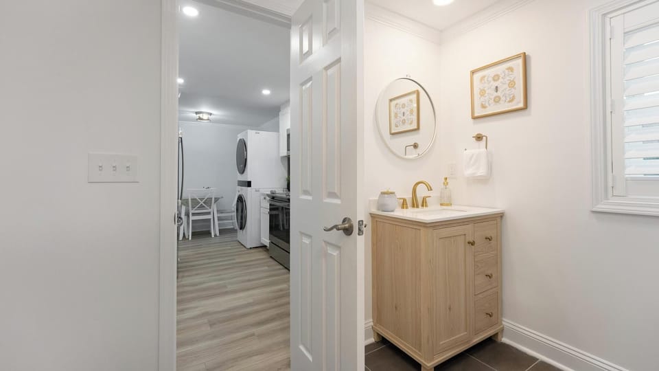 Full bathroom w/tub & shower