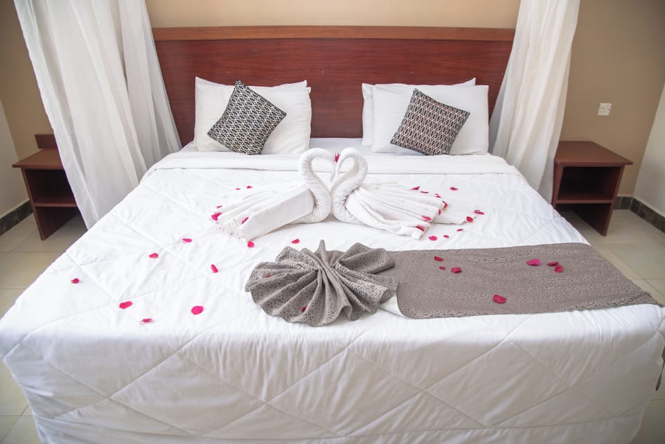 Premium Room, 1 Queen Bed | 1 bedroom, Egyptian cotton sheets, premium bedding, Select Comfort beds