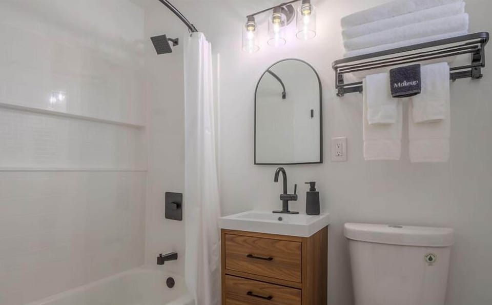 King Suite | Bathroom | Combined shower/tub, hair dryer, towels, soap