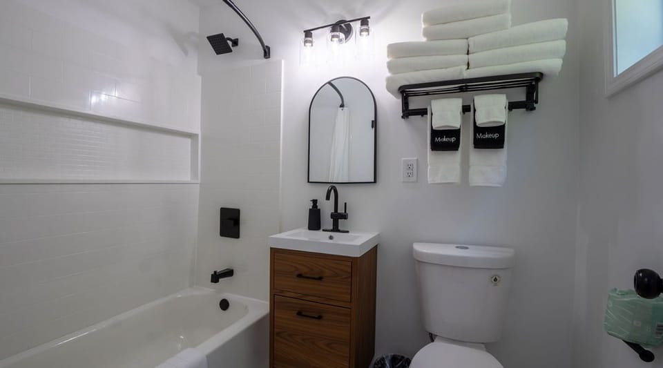 Deluxe Queen | Bathroom | Combined shower/tub, hair dryer, towels, soap