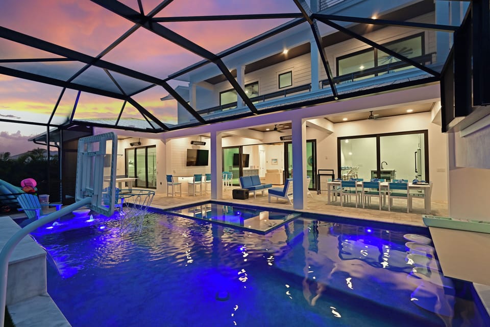 Covered lanai & pool area