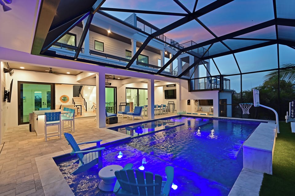 Covered lanai & pool area