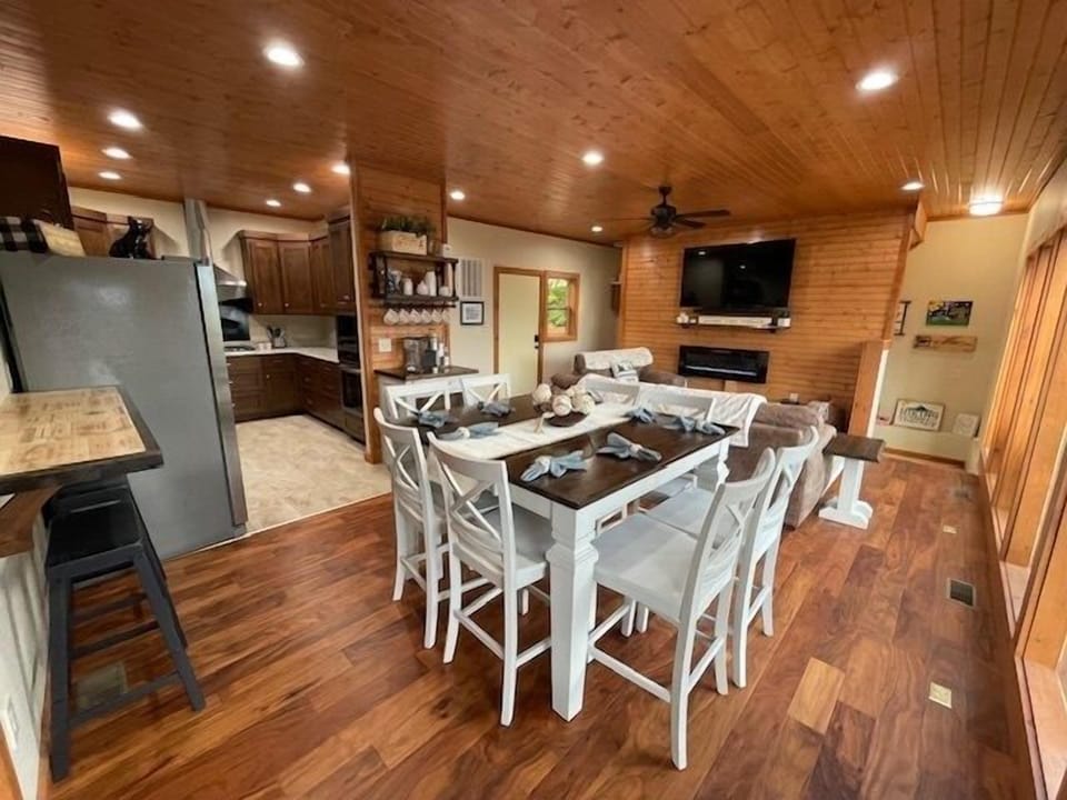 Fox Run Dining Area