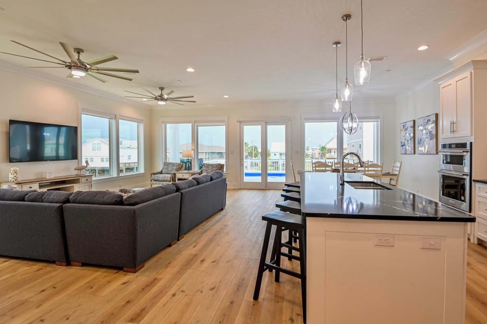 House, Multiple Beds, Pool Access, Beach View (Beachview Villa) | Interior