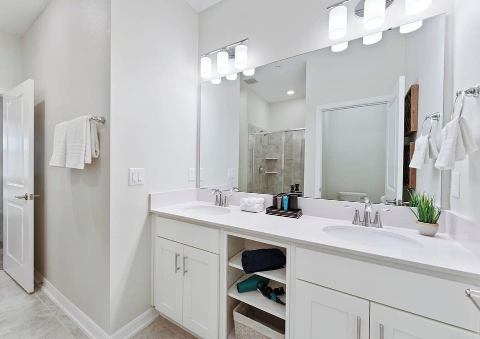 Master Suite Bathroom#Disney #Parks #kingdom #springs #StoreyLake #resort #Apartment #Vacation #Rental #waterpark #Kissimmee #Orlando #universal #citywalk