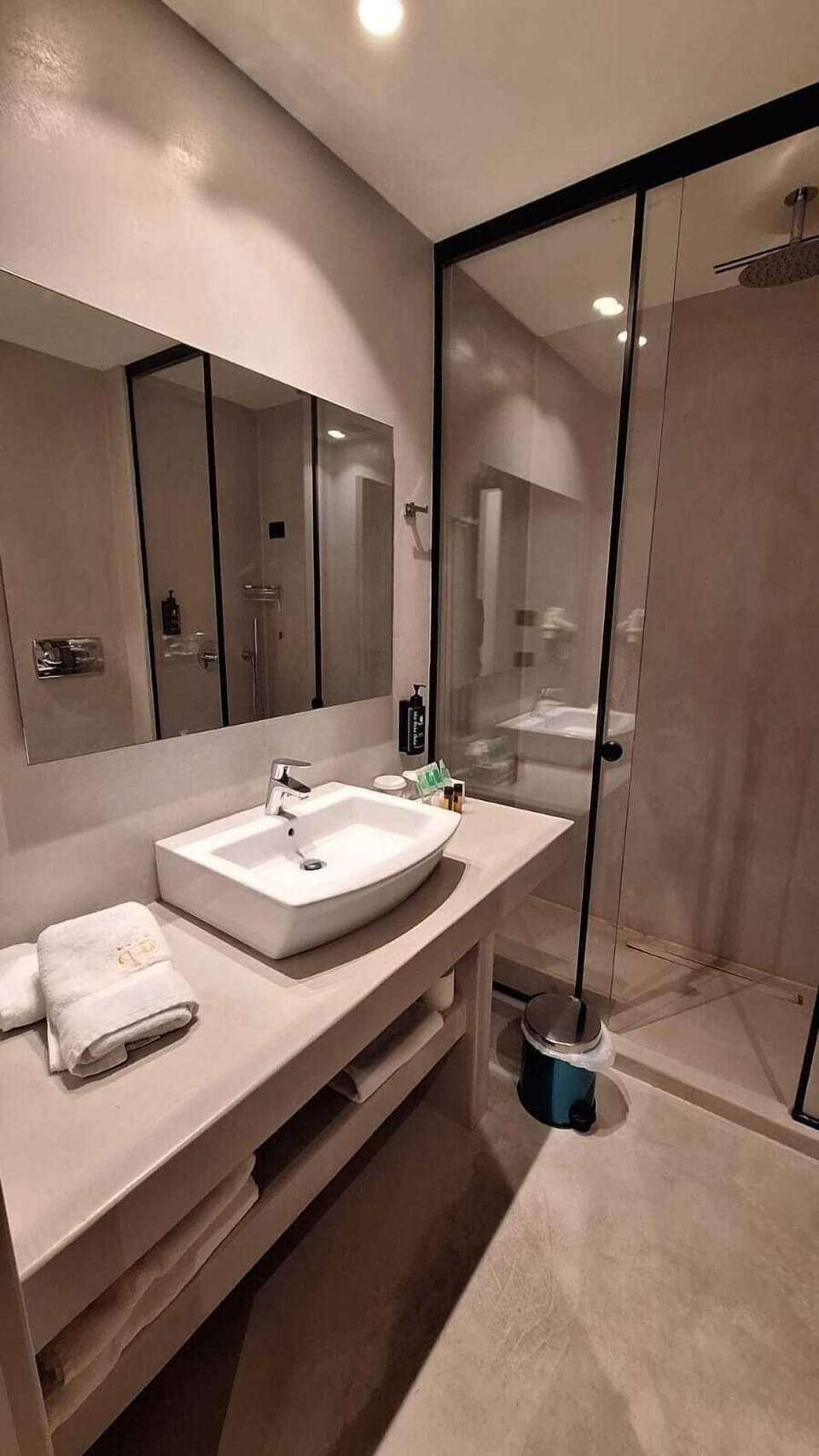 Deluxe Quadruple Room, City View | Bathroom | Bathtub, hair dryer, slippers, towels