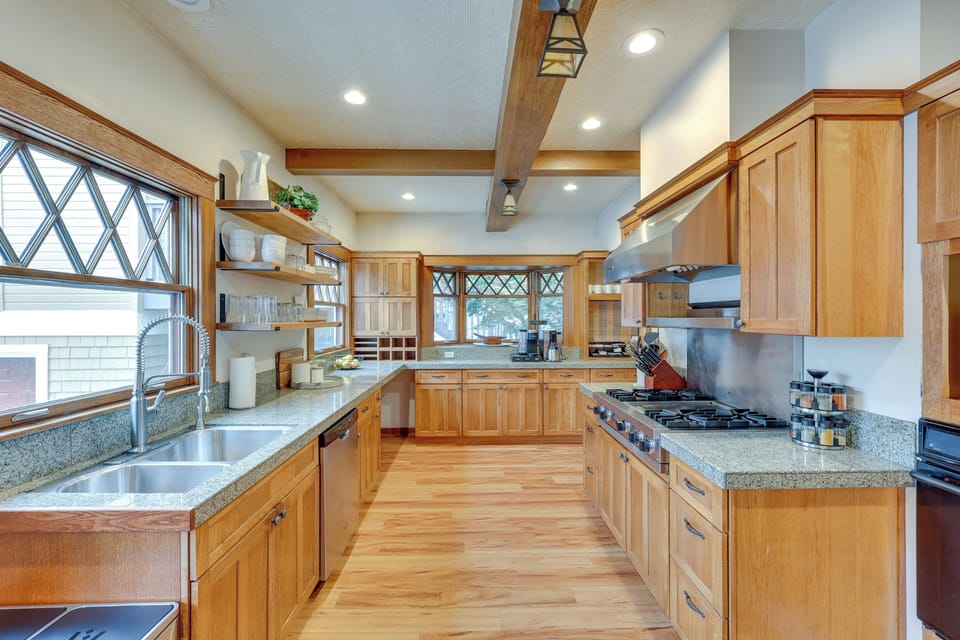 Kitchen | 1st Floor | Toaster | Trash Bags & Paper Towels