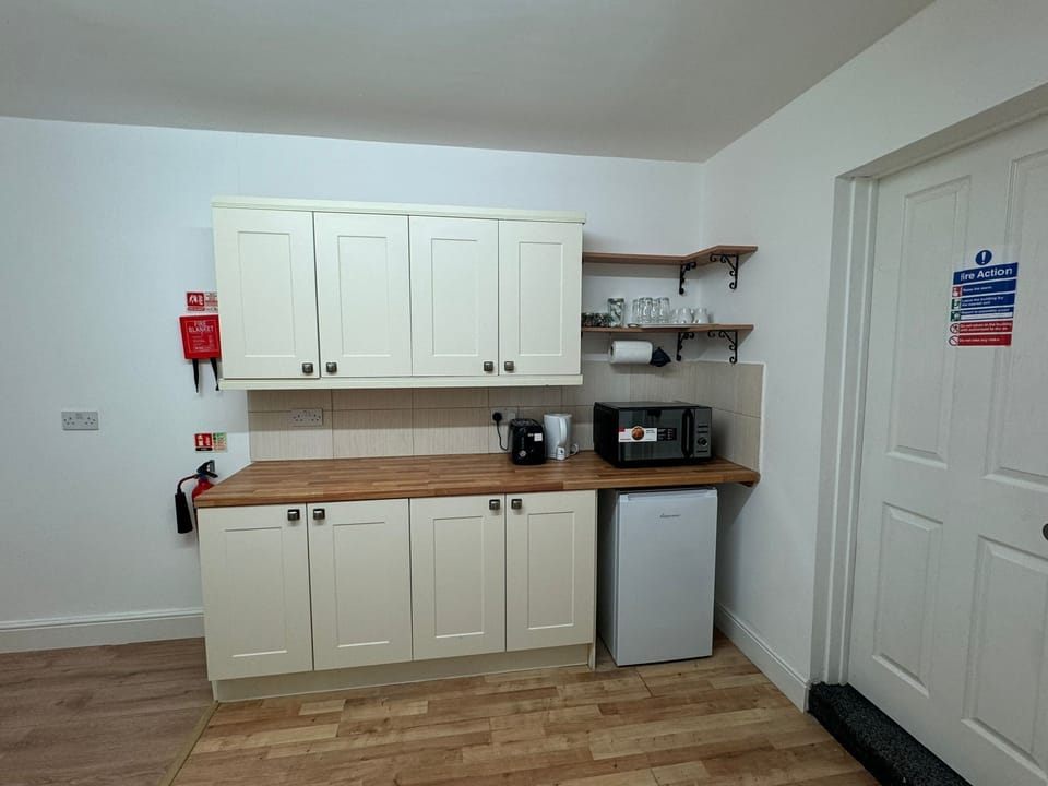 Apartment, Private Bathroom | Private kitchen | Fridge