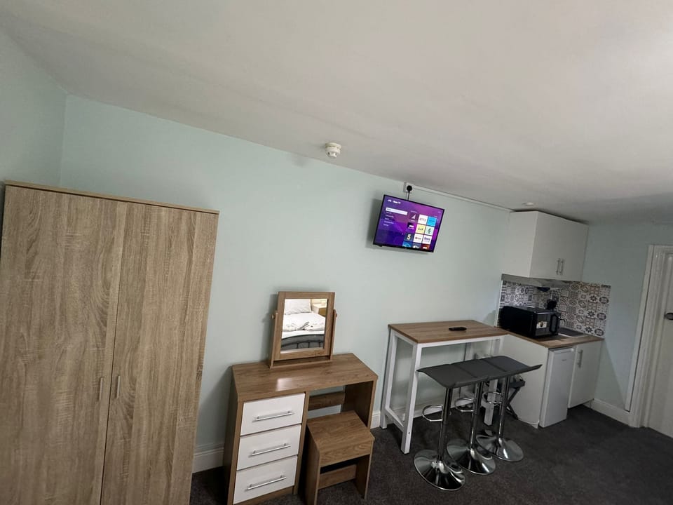 Standard Studio, Multiple Beds, Kitchenette | Room amenity