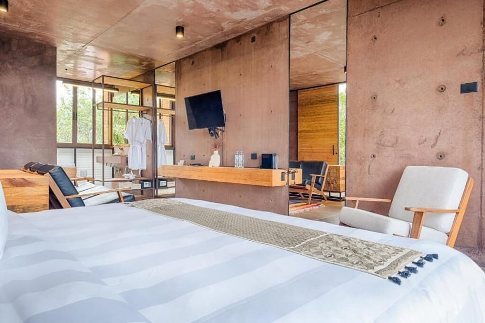 Deluxe Suite, Balcony, Valley View | Egyptian cotton sheets, premium bedding, in-room safe, WiFi (free)